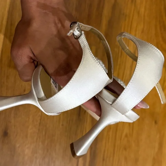 Badgley Mischka White Satin Heels with Bow Ann Pump 5.5 - Picture 8 of 9